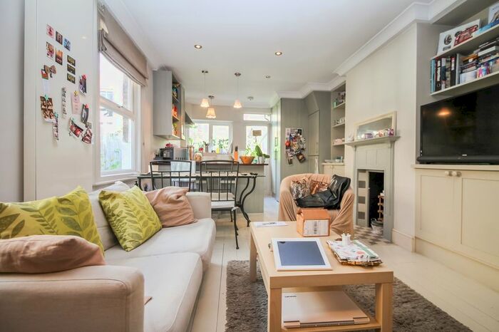 2 Bedroom Flat To Rent In Ormiston Grove, London, W12