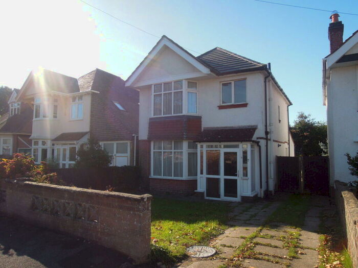 3 Bedroom Detached House To Rent In Bitterne Way, Bitterne, Hampshire, SO19