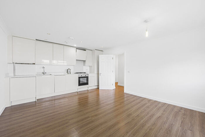 2 Bedroom Apartment To Rent In Vallance Road, London, E1