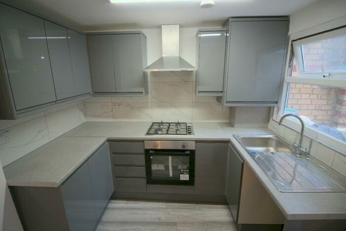 3 Bedroom Flat To Rent In Fletching Road, Hackney, London, E5