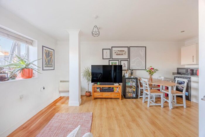 2 Bedroom Flat For Sale In London Road, Leigh-On-Sea, SS9