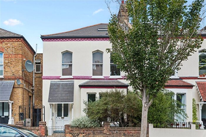 2 Bedroom Flat For Sale In Finsbury Park Road, London, N4