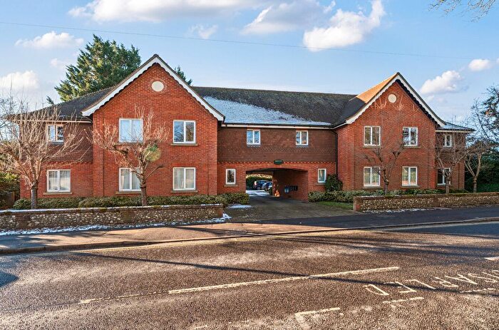 1 Bedroom Flat For Sale In Church Street, Alton, Hampshire, GU34