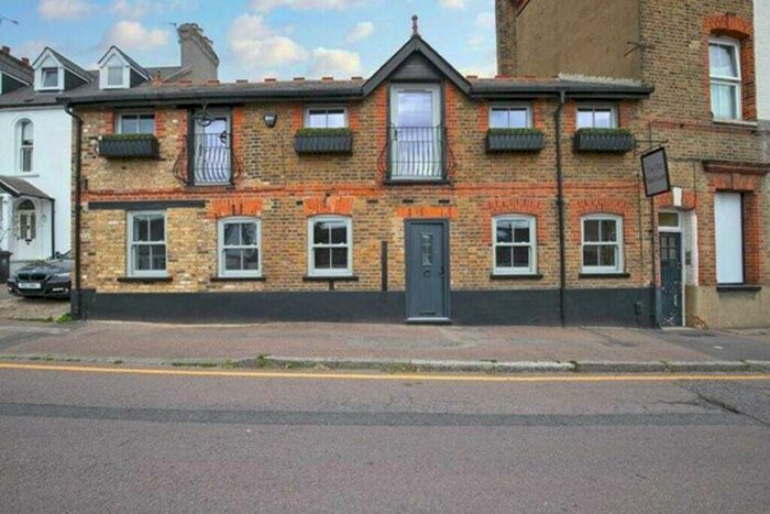 2 Bedroom Cottage To Rent In Queens Road, Buckhurst Hill, IG9