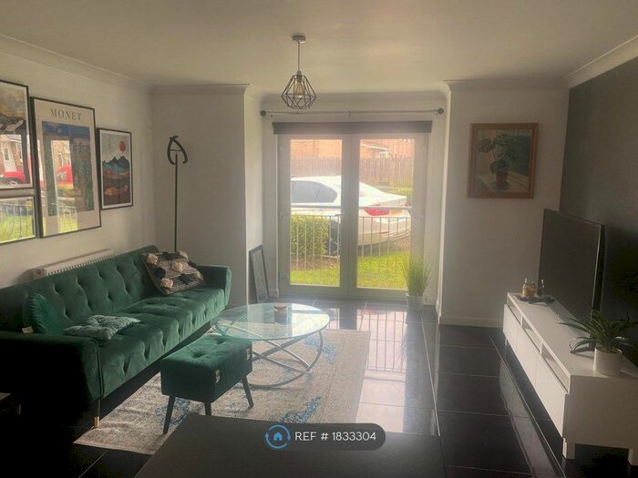 2 Bedroom Flat To Rent In Strachur Crescent, Glasgow, G22