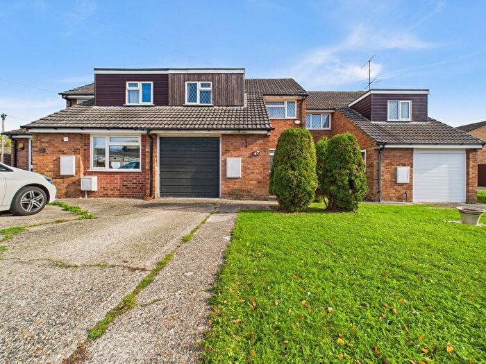 3 Bedroom Terraced House For Sale In Farm Drive, Tilehurst, Reading, RG31