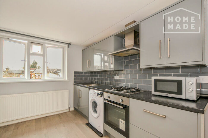 2 Bedroom Flat To Rent In Ardley Close, SE6