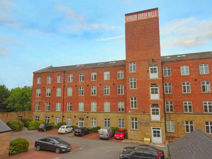 3 Bedroom Flat To Rent In Winker Green Lodge, Eyres Mill Side, Leeds, West Yorkshire, LS12
