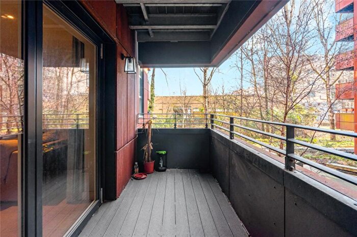 2 Bedroom Apartment To Rent In Cooper Building, N1