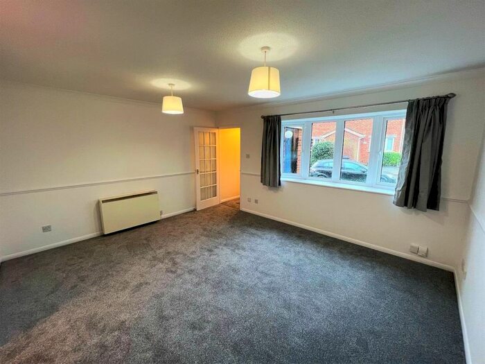 1 Bedroom Flat To Rent In Rochford Close, Broxbourne, EN10