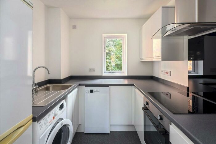 2 Bedroom Flat To Rent In Victory Road, Wanstead, London, E11