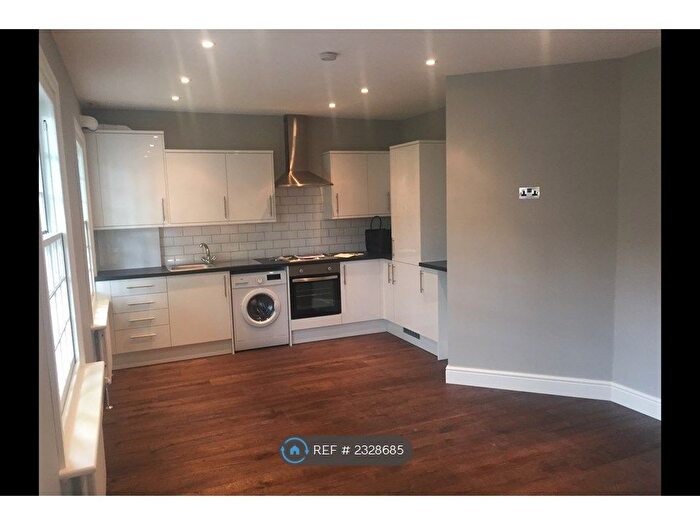 1 Bedroom Flat To Rent In Merrow Street, Elephant Amp; Castle, SE17