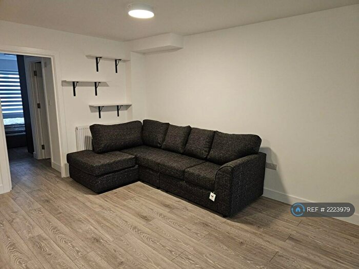 3 Bedroom Flat To Rent In High Street, Waltham Cross, EN8