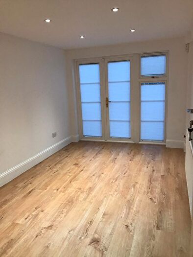 Studio To Rent In De Montfort Road, London, SW16