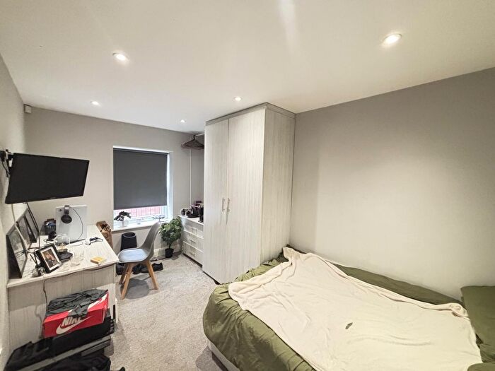 2 Bedroom Flat To Rent In A Victoria Road, Leeds, LS6