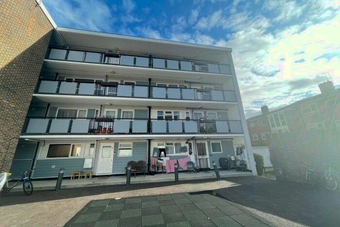 1 Bedroom Flat To Rent In The Knares, Basildon SS16