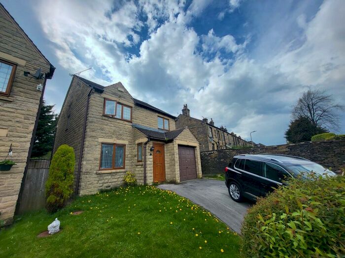 3 Bedroom House To Rent In Pinfold, Bradford, BD14