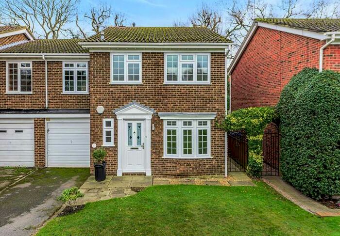 4 Bedroom House To Rent In Mayfield Gardens, Walton-on-thames, KT12