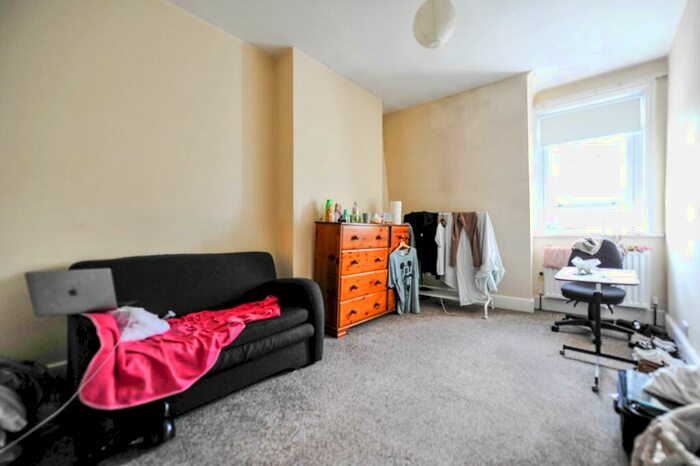 3 Bedroom Flat To Rent In Kingston Hill, Kingston, KT2