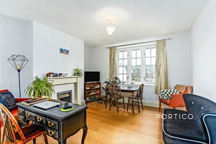 2 Bedroom Flat To Rent In Frogmore, London, SW18