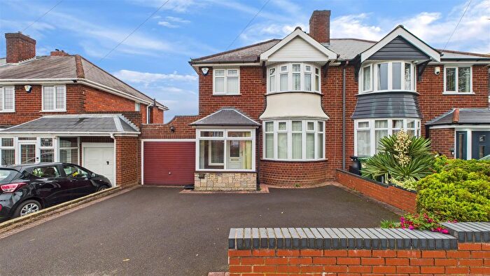 3 Bedroom Semi Detached House For Sale In Summerfields Avenue, Halesowen, B62