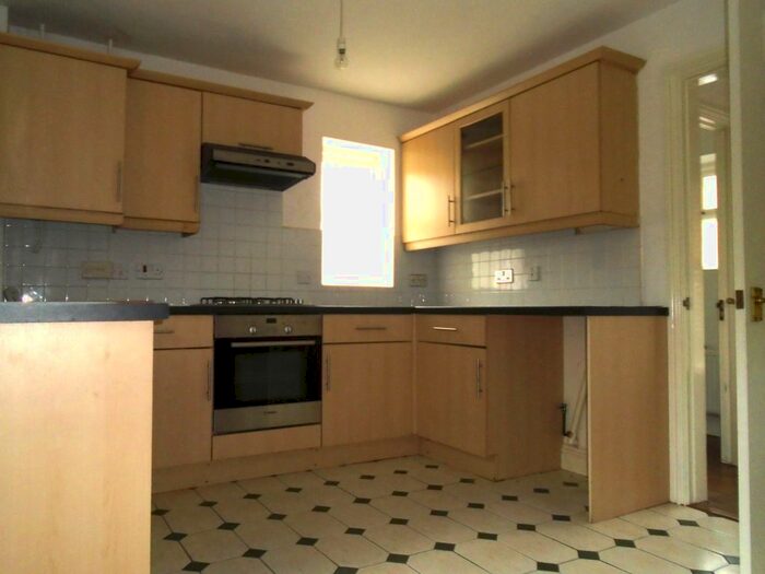 3 Bedroom Detached House For Sale In Buchanan Close, London, N21