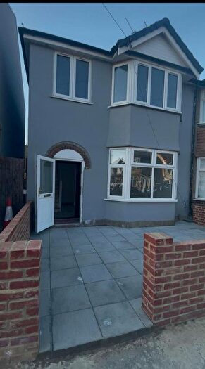3 Bedroom Detached House To Rent In Sheringham Avenue, Romford, London, United Kingdom, RM7