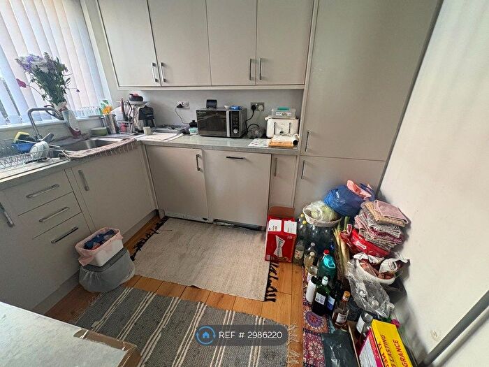 2 Bedroom Flat To Rent In Ingram Avenue, Aylesbury, HP21