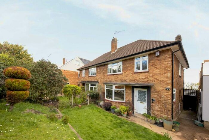 3 Bedroom House To Rent In Springfield Avenue, London, N10