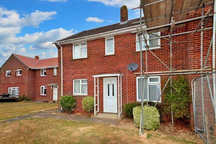 3 Bedroom Semi-Detached House To Rent In Furrlongs, Newport, PO30