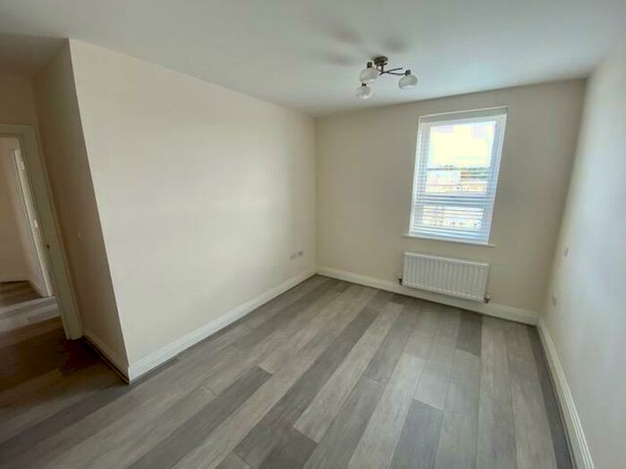 2 Bedroom Apartment To Rent In Heron Way, Maidenhead, SL6
