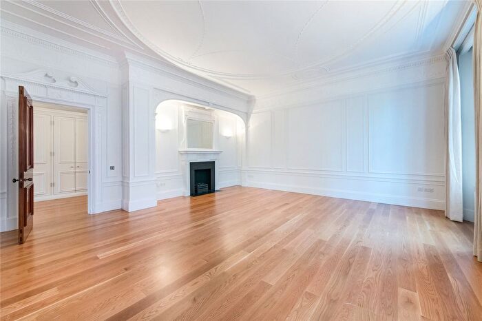 3 Bedroom Flat To Rent In Wellesley House, Sloane Square, London, SW1W