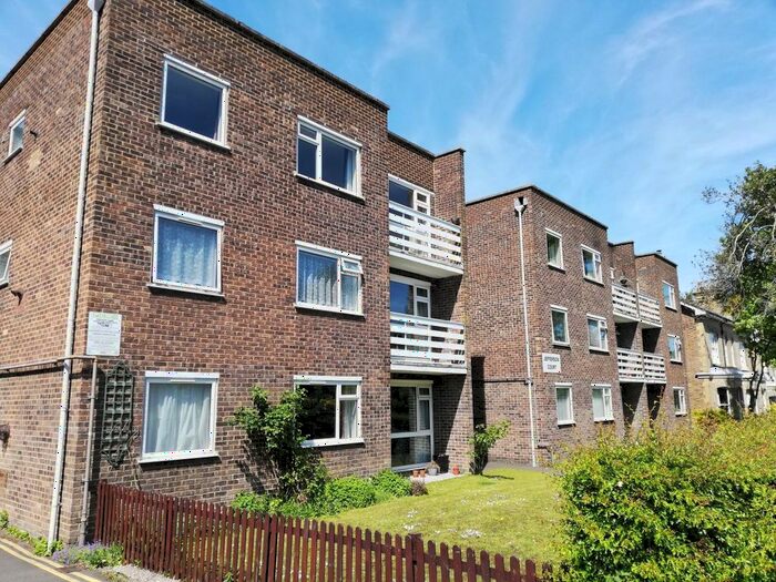 2 Bedroom Flat To Rent In Warwick Road, Redhill, RH1