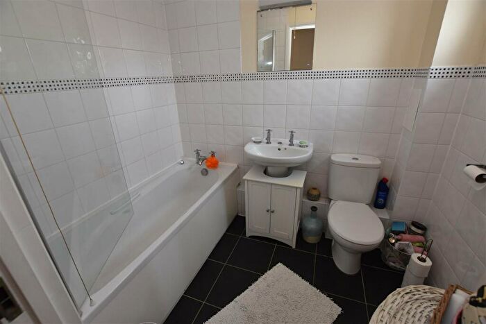 1 Bedroom Flat For Sale In Little Gypps Close, Canvey Island, SS8