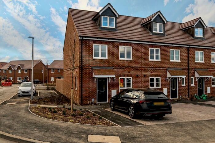 4 Bedroom End Of Terrace House To Rent In Wokingham, Berkshire, RG41