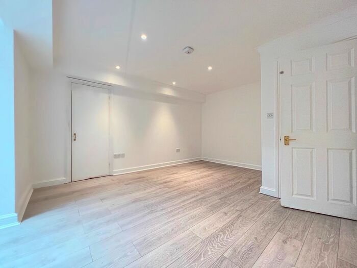 3 Bedroom Flat To Rent In Gloucester Place, Marylebone, London, W1U