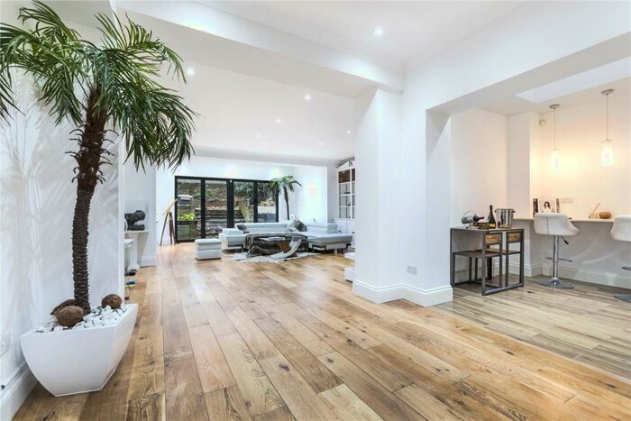 2 Bedroom Apartment To Rent In Harcourt Terrace, Chelsea, London, SW10