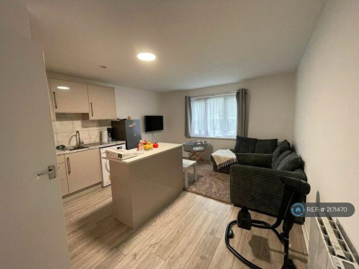 1 Bedroom Flat To Rent In Maltby Drive, Enfield, EN1