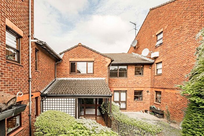 2 Bedroom Flat To Rent In Mayfield Road, Shepherds Bush, W12