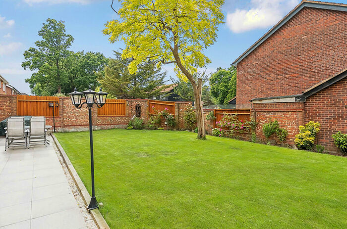 5 Bedroom Detached House For Sale In Fleet Road, Farnborough, Hampshire, GU14
