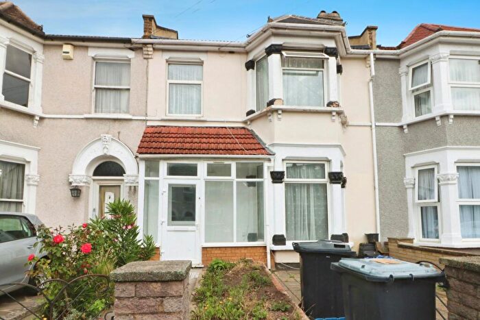 4 Bedroom Semi-Detached House To Rent In Dalkeith Road, Ilford, IG1