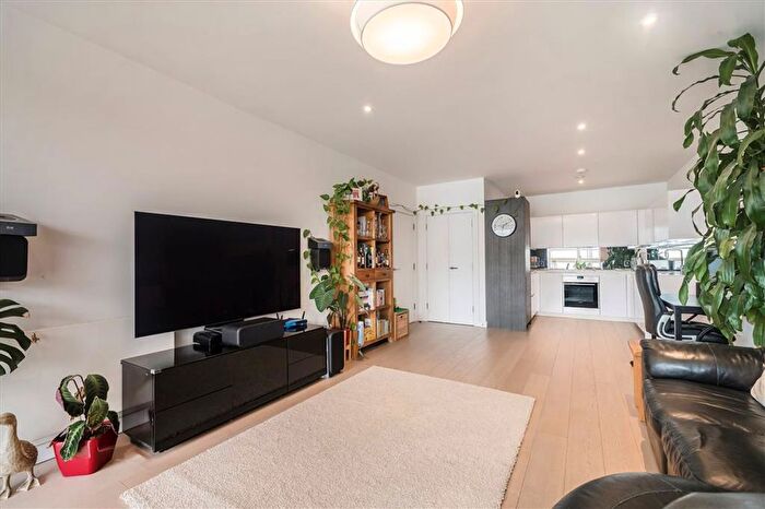 2 Bedroom Flat To Rent In River Gardens Walk, Greenwich, SE10