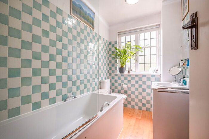 2 Bedroom Flat For Sale In Friars Lane, Richmond, TW9