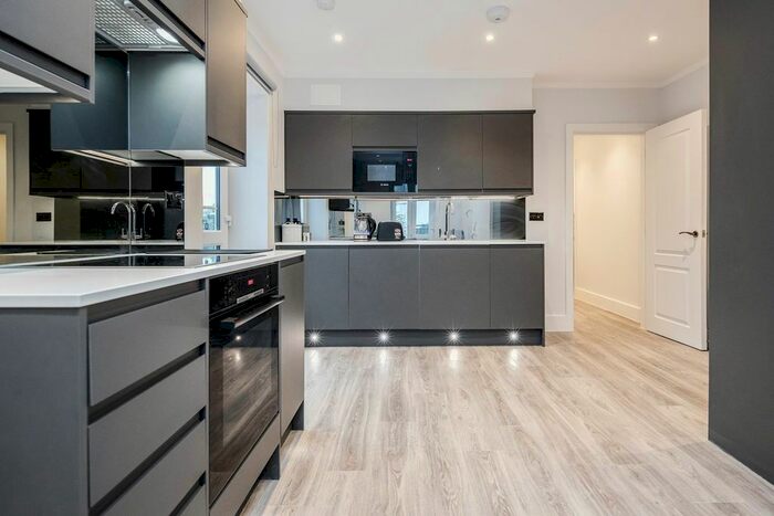 2 Bedroom Flat To Rent In The Grove, Isleworth, TW7