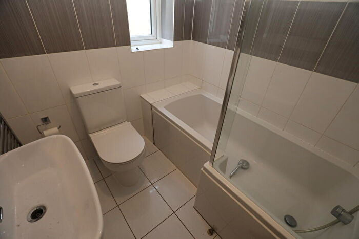 1 Bedroom Flat To Rent In Main Road, Romford, London, RM2
