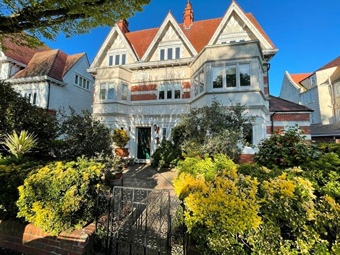 3 Bedroom Flat For Sale In Grimston Gardens, Folkestone, Kent, CT20