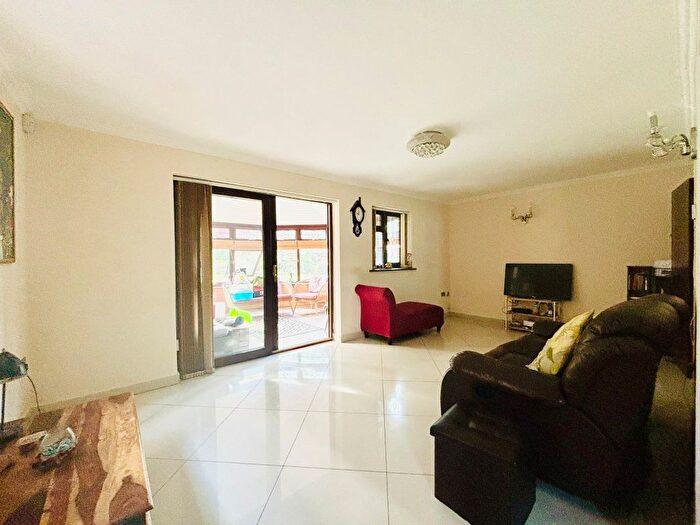 4 Bedroom Link Detached House To Rent In Cobbetts Avenue, Ilford, IG4