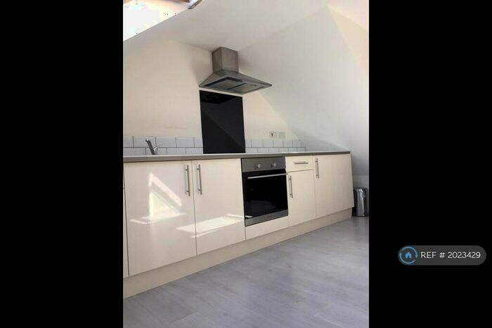 Studio To Rent In Oakleigh Road North, London, N20