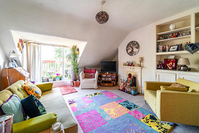 2 Bedroom Apartment For Sale In Clifton Road, Crouch End, N8