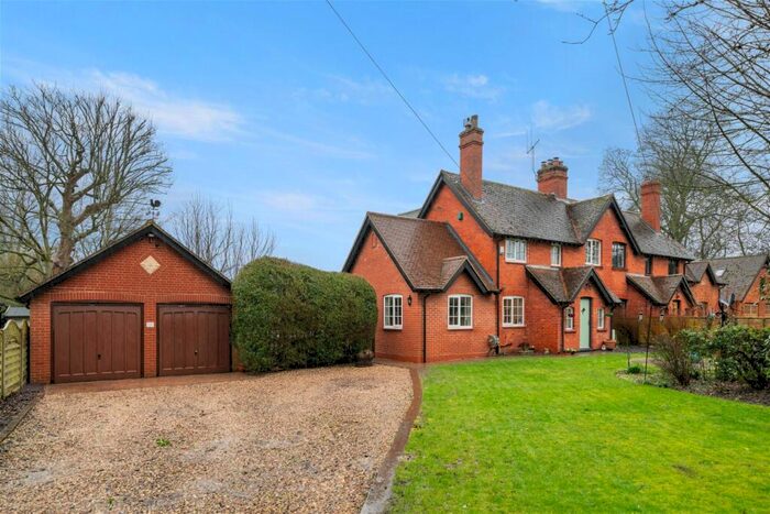 3 Bedroom Semi-Detached House For Sale In Southington, Overton, RG25